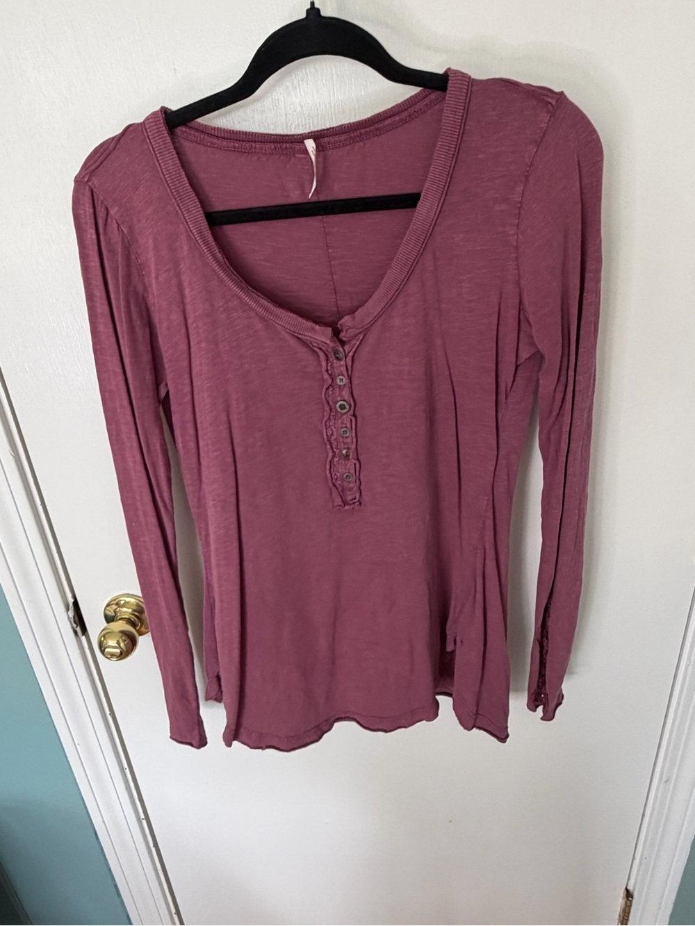 Free people Long Sleeve Henley with crochet sleeves in Mauve Pink size medium